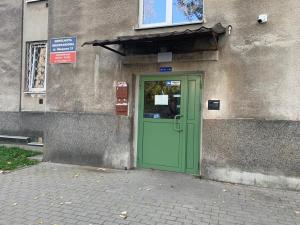 zielone drzwi na boku budynku w obiekcie Okopowa 31 by Homeprime w Warszawie