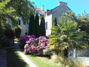 a house with a garden of flowers in front of it at Résidence Ti An Amiral in Bénodet