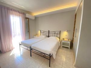 Voodi või voodid majutusasutuse Louvre Hotel toas
