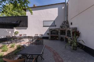 an outdoor patio with tables and a fire place at Gościniec Kasztel u Gostla in Murowana Goślina