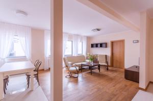 two views of a living room and a dining room at Gościniec Kasztel u Gostla in Murowana Goślina