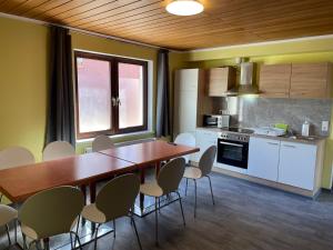 uma cozinha com uma mesa de madeira e cadeiras em LD Apartments & Ferienwohnungen em Hanôver