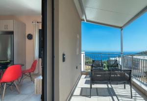 balkon z widokiem na ocean w obiekcie Capostango Apartments - Stunning Views of Libyan Sea w mieście Áno Rodhákinon