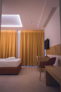 Кровать или кровати в номере Sunset Hotel