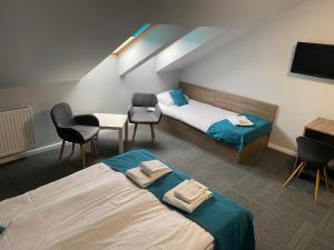pokój hotelowy z dwoma łóżkami i telewizorem w obiekcie Azul w Grzybowie +37 zdjęć