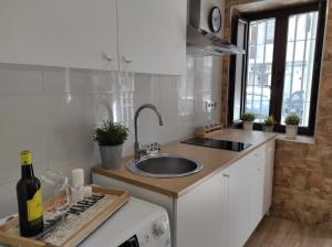 A kitchen or kitchenette at Loft Tulipanes Amarillos Junto a la Mezquita