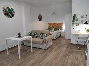 A bed or beds in a room at Loft Tulipanes Amarillos Junto a la Mezquita