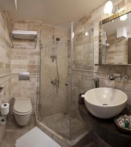 Kopalnica v nastanitvi Assos Behram Special Class Hotel Adults Only