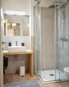 een badkamer met een wastafel en een douche bij Pie Castello in Susegana