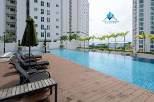 a swimming pool in the middle of a building at Straits Garden Suites by The Homestay Helper in George Town