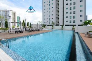a large swimming pool on the rooftop of a hotel at Straits Garden Suites by The Homestay Helper in George Town