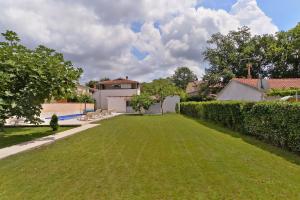 duży dziedziniec z basenem i domem w obiekcie Villa Valbandon 1719 w Fažanie