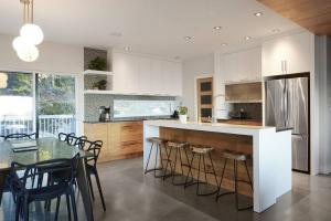 Virtuvė arba virtuvėlė apgyvendinimo įstaigoje Greystone - View - 4 King Beds - SPA - Pool Table - Fireplace