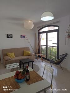 salon z kanapą i stołem w obiekcie Apartamentos El Carmen w mieście Morro del Jable