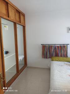 Łóżko lub łóżka w pokoju w obiekcie Apartamentos El Carmen