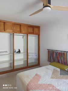 Łóżko lub łóżka w pokoju w obiekcie Apartamentos El Carmen