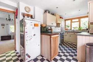 Gallery image of Idyllic Country Cottage - Dog Friendly, 6 mins drive to Saunton Beach- World Class Surfing Reserve! 5 mins drive to Golf Course, REDUCED RATES! in Braunton