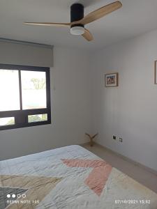 Łóżko lub łóżka w pokoju w obiekcie Apartamentos El Carmen