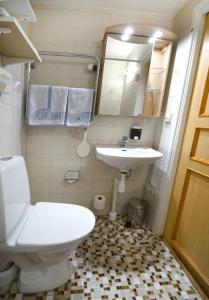 uma casa de banho com um WC branco e um lavatório. em Hotel Örgryte em Gotemburgo