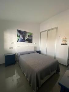 Tempat tidur dalam kamar di Bungalow Playa del Aguila