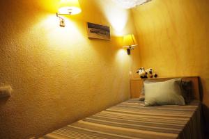 sypialnia z łóżkiem z wypchanym zwierzakiem w obiekcie Cueva Sasha w San Miguel de Abona