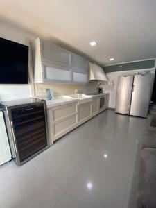 A kitchen or kitchenette at Bungalow Playa del Aguila