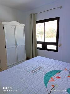 Łóżko lub łóżka w pokoju w obiekcie Apartamentos El Carmen