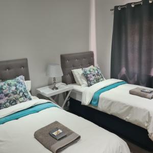 Giường trong phòng chung tại Clarens Escape (Unit 2)