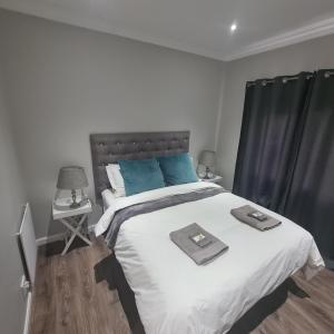 Un dormitorio con una cama grande con almohadas azules. en Clarens Escape (Unit 2), en Clarens