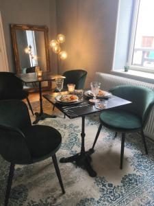 una habitación con una mesa con platos de comida. en Clos Terre-lune, en Nuits-Saint-Georges