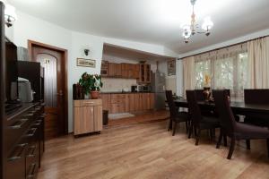 a kitchen and dining room with a table and chairs at Casa Emma in Vatra Dornei