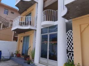 un edificio con 2 balcones y una puerta corredera de cristal en Obelix Apartment en Grand Baie