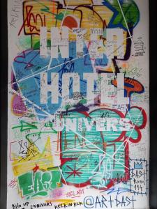 un collage de grafitis en una pared en The Originals Boutique, Hôtel de l'Univers, Montluçon (Inter-Hotel), en Montluçon