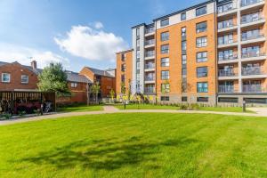 un gran campo de césped frente a un edificio en HIGH SPEC MODERN APARTMENT PRIME LOCATION! PARKING en Reading