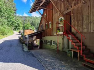 een rode trap aan de zijkant van een gebouw bij Ferienwohnung am Wald in Baiersbronn