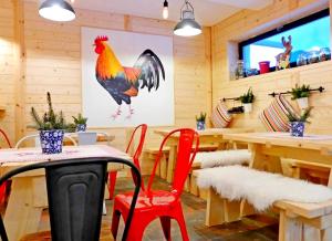 Televízia a/alebo spoločenská miestnosť v ubytovaní APARTAMENT SKANDYNAWSKI 2-poziomowy SAUNA JACUZZI
