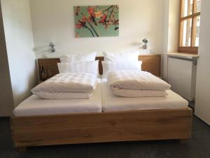 Cama ou camas em um quarto em Premium-Chalet Achental mit Kamin und Sauna