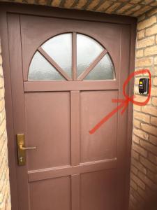 a door with a red arrow pointing to a window at Ferienwohnung LaMa in Wiendorf