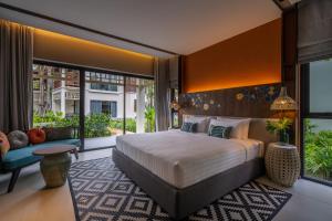 Postel nebo postele na pokoji v ubytování Grand Mercure Khao Lak Bangsak