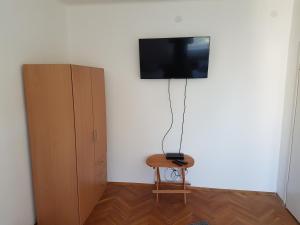 Televízia a/alebo spoločenská miestnosť v ubytovaní Kuckó Apartman Berente