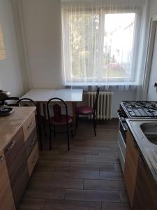 Kuchyňa alebo kuchynka v ubytovaní Kuckó Apartman Berente