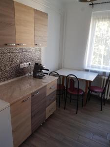 Kuchyňa alebo kuchynka v ubytovaní Kuckó Apartman Berente