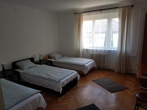 Posteľ alebo postele v izbe v ubytovaní Kuckó Apartman Berente
