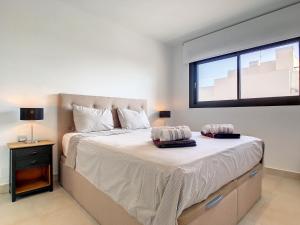 1 dormitorio con 1 cama grande y ventana en Jardines de Montesolana Penthouse - 2110, en Los Dolses