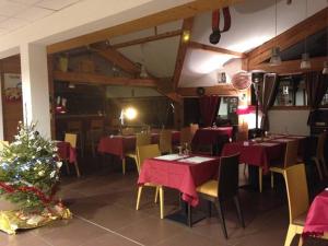 Restaurace v ubytování Appartement Orelle Val-Thorens avec SPA
