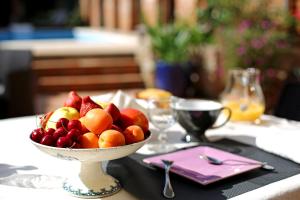 a bowl of fruit sitting on top of a table at Maison d'Hotes Delga in Gaillac