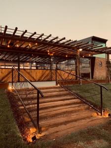 a set of stairs with a wooden structure with lights at Pousada Campeira in Brotas