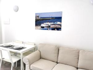 A seating area at Apartamentos Anjomacar A