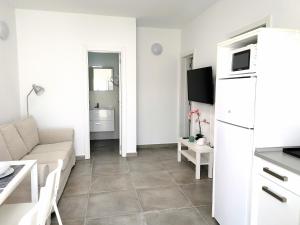 A kitchen or kitchenette at Apartamentos Anjomacar A