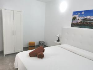 A bed or beds in a room at Apartamentos Anjomacar A